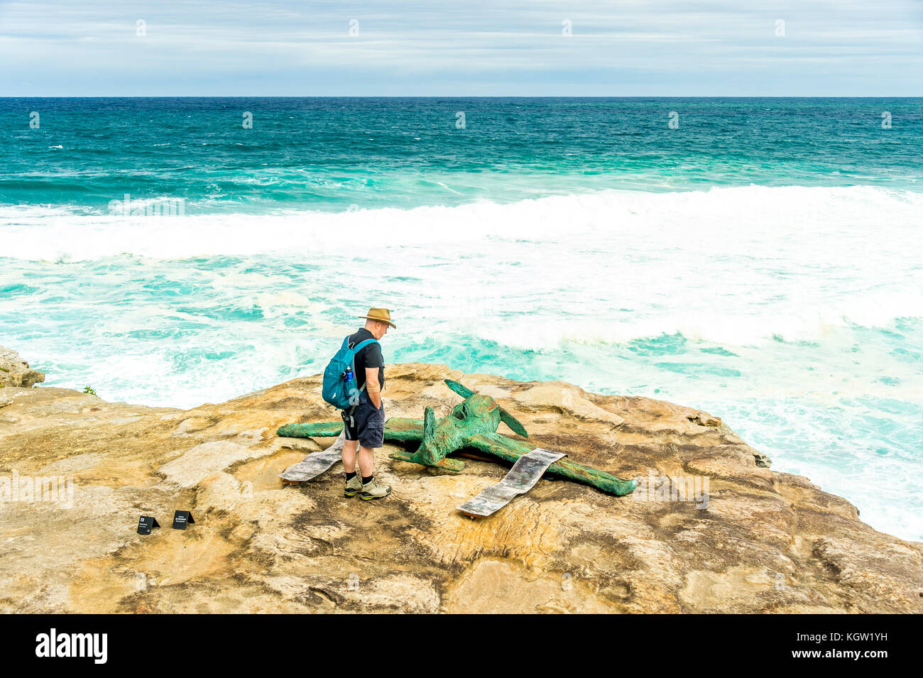 Un turista admira Stephen Harrison's ilustraciones titulado 'Molly y Charles' durante el 2017 esculturas en el mar cerca de Bondi Beach en Sydney Foto de stock