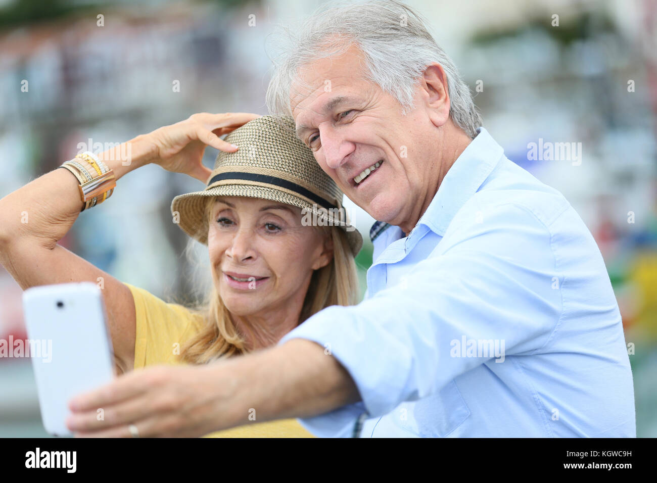 Alto par de turistas tomar la foto con el smartphone Foto de stock