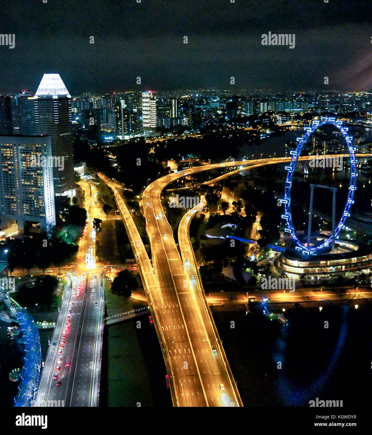 Horizonte de Singapur por la noche Foto de stock