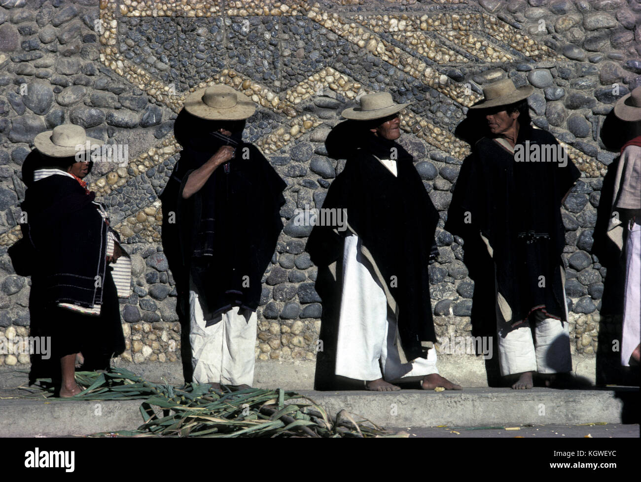 ECUADOR Provincia de Tungurahua Salasaca indios se visten de negro en