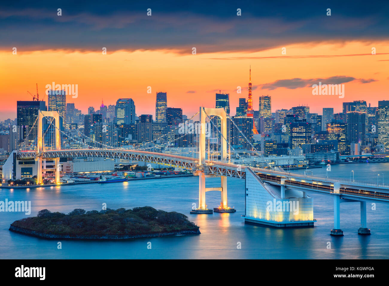 Tokio, Japón. Imagen del paisaje urbano de Tokio, Japón, con el puente Rainbow Bridge al atardecer. Foto de stock