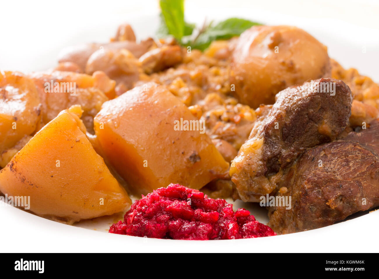 Tradicional judío Hamin (Cholent) preparado es Israel como plato principal para el Shabat comida hecha con carne, papas, habas, cebada y más y sirve Foto de stock