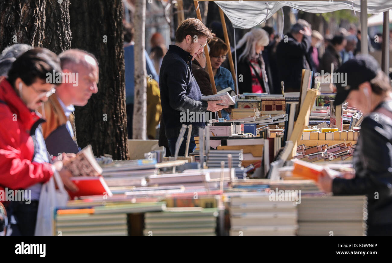 Navegando por los compradores en el exterior, el mercado de libros usados y nuevos libros en la Cuesta de Moyano, Madrid, España Foto de stock