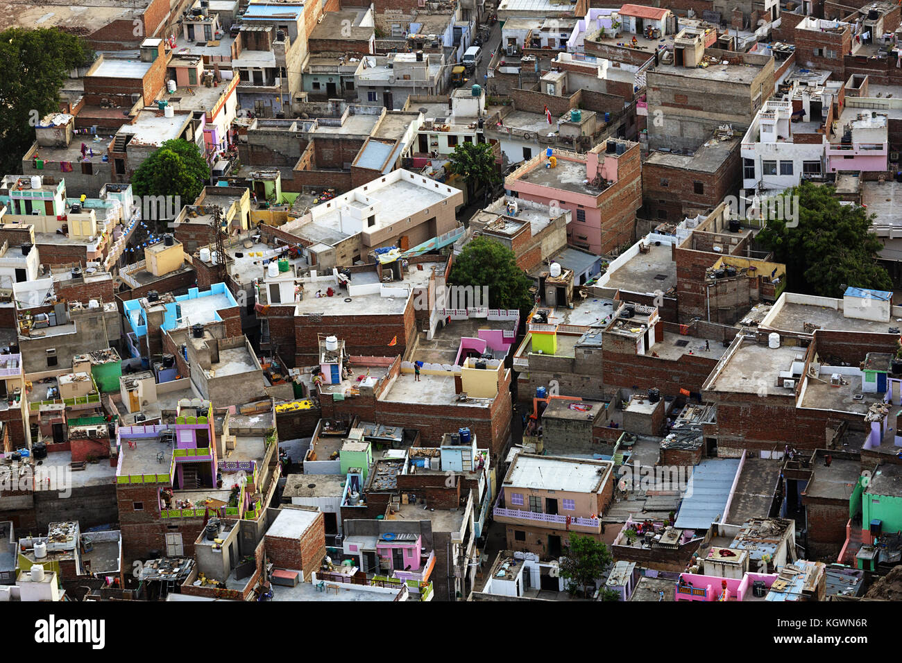 Vista aérea de las casas en Jaipur, personas que viven la vida cotidiana, Rajasthan, India. Foto de stock