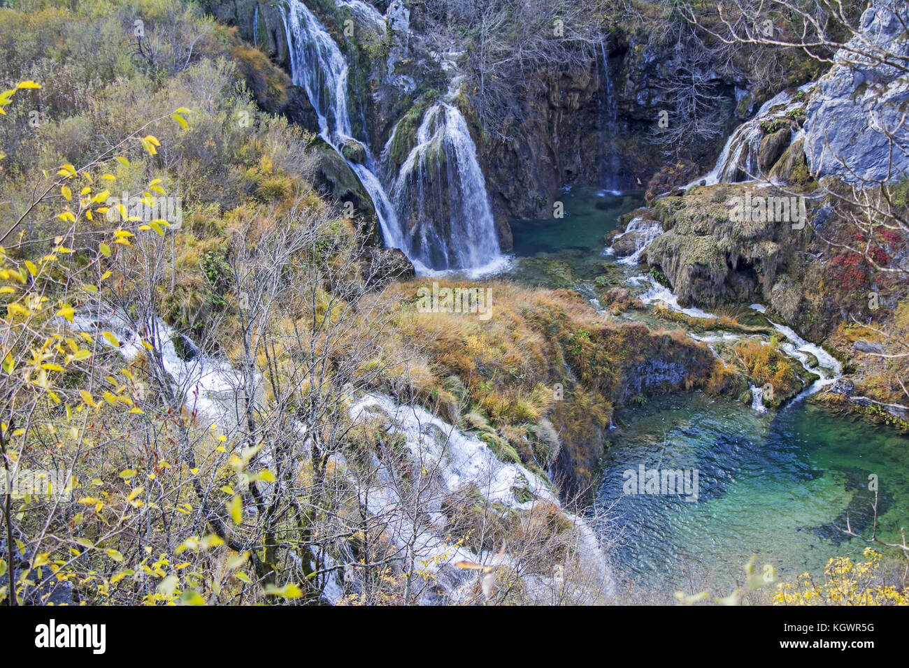 Vista otoñal de hermosas cascadas en el parque nacional de Plitvice, CROACIA Foto de stock