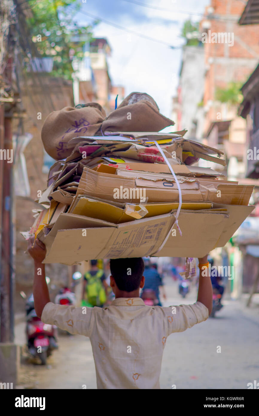 Katmandú, Nepal, 15 de octubre de 2017: el hombre no identificado llevando cartones por encima de su cabeza en la calle, en el centro histórico de la ciudad, en Katmandú, Nepal. La ciudad más grande de Nepal Foto de stock