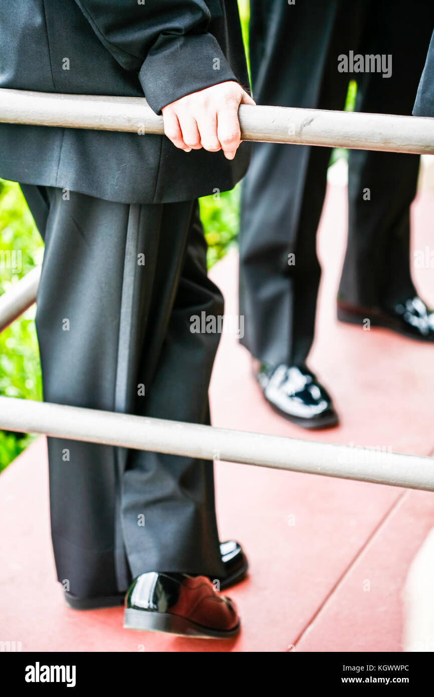Vista cercana del negro zapatos brillantes y planchar pantalones de padrino  Fotografía de stock - Alamy