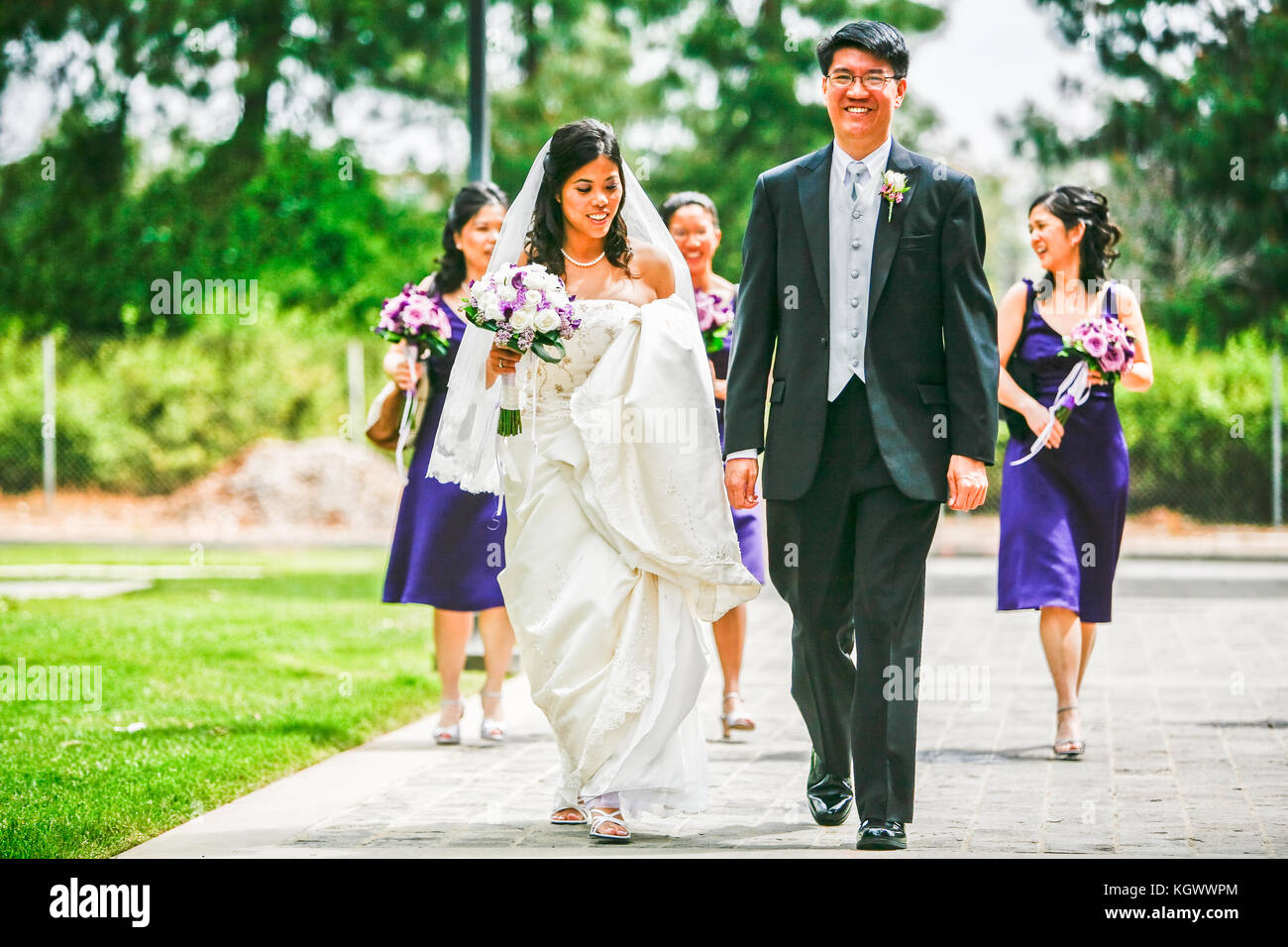 La novia y el novio y tres damas de honor caminando para boda Fotografía de  stock - Alamy