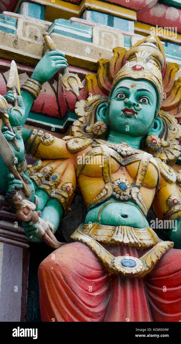 Mural de deidad hindú en gopuram en el Templo Sri Mahamariamman, Chinatown, Kuala Lumpur, Malasia Foto de stock