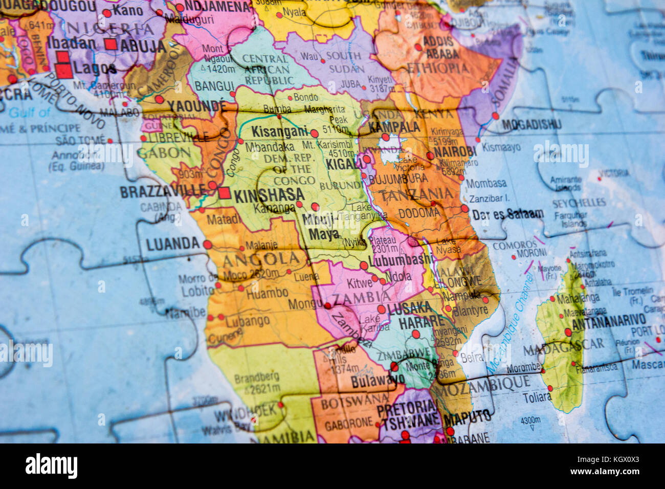 Un mapa del mundo con viaje Cotizaciones y países identificados con  chinchetas. Fotografiado desde arriba Fotografía de stock - Alamy