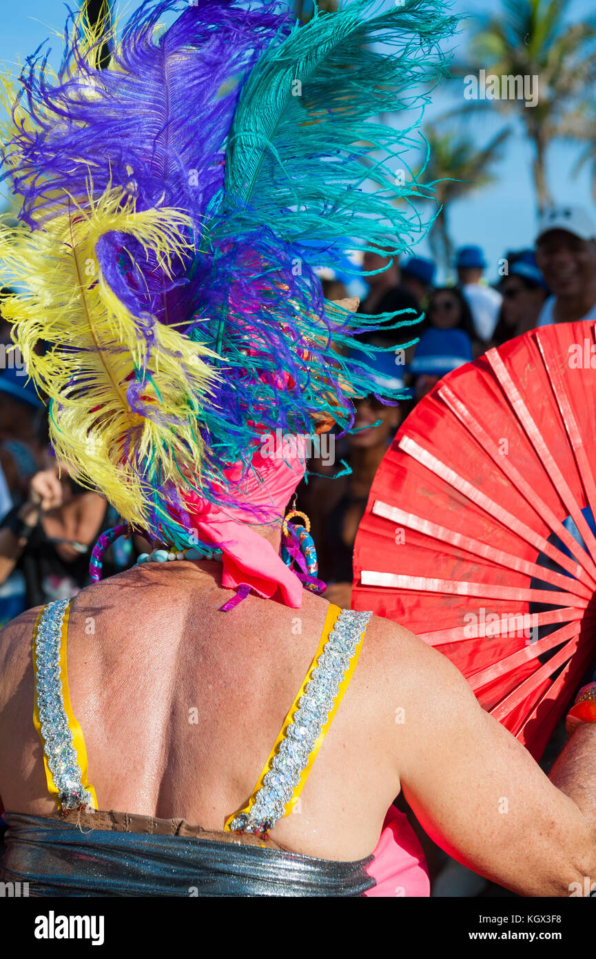 Las multitudes de brasileños celebran el Carnaval en un bloco fiesta callejera en Ipanema. Foto de stock