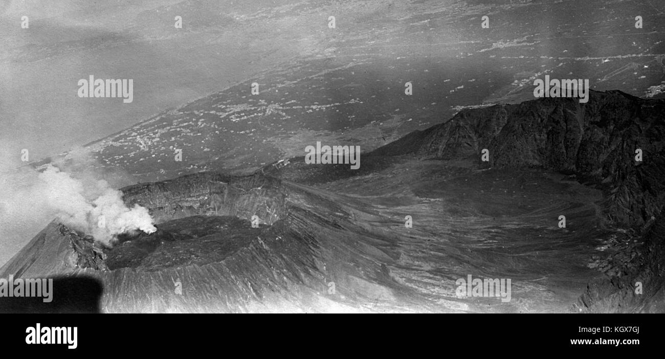 Monte Vesubio en erupción. Numerosas viviendas se ven en el fondo. Foto de stock