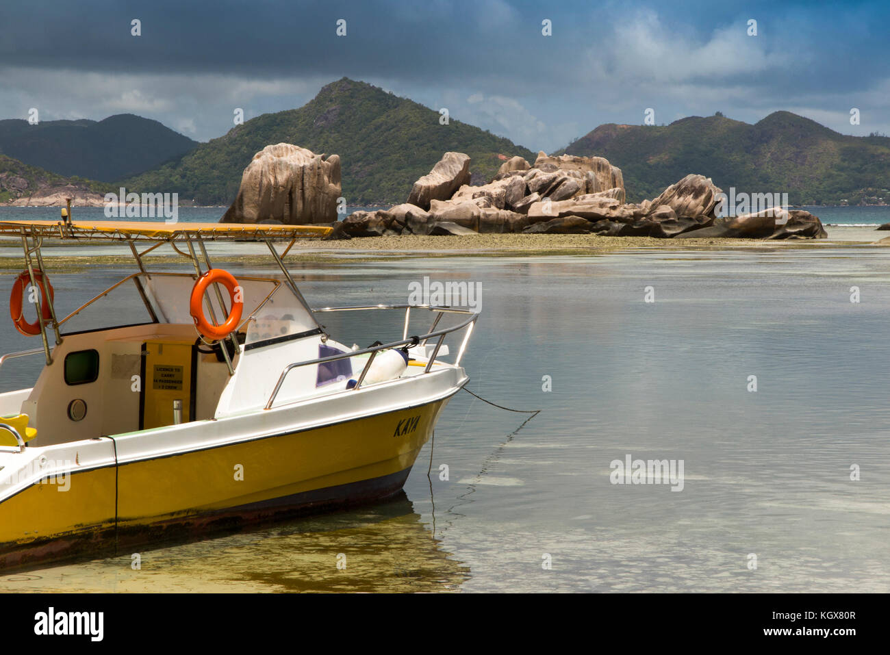 Las islas Seychelles, La Digue, La Passe, transporte, ocio barco anclado fuera del puerto Foto de stock