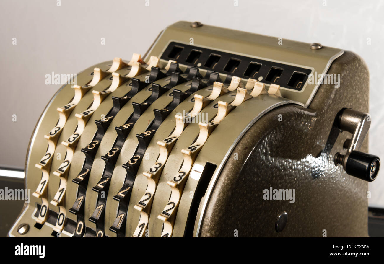 Detalles de una antigua calculadora mecánica vintage teclas de números Foto de stock