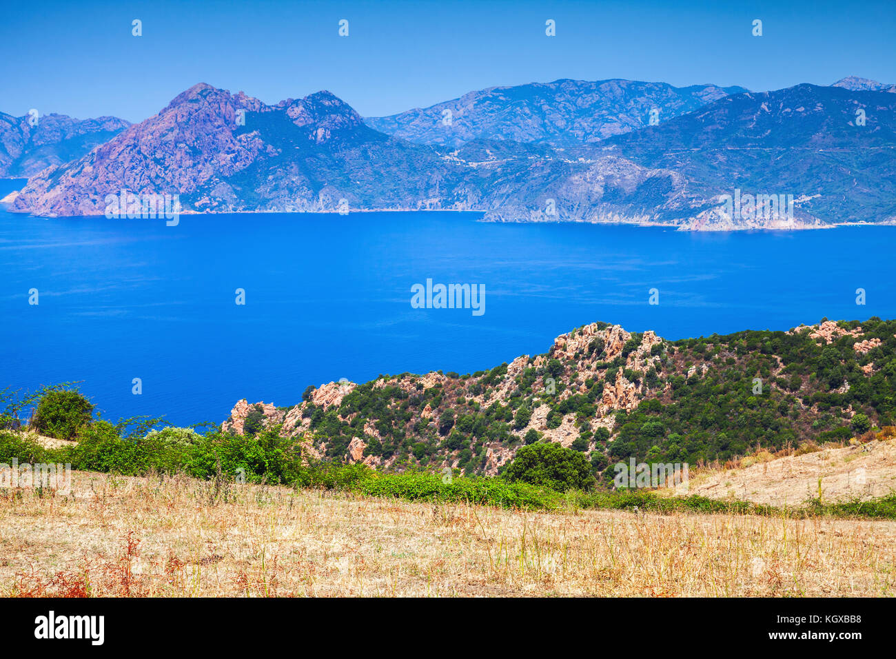 Panorámicas de verano el paisaje costero de la región de Córcega. Piana, Francia Foto de stock