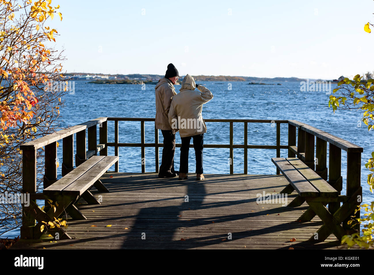 Karlskrona, Suecia - 30 de octubre de 2017: documental de la vida cotidiana y el medio ambiente. Las parejas ancianas manos mientras está de pie en un muelle mirando c Foto de stock
