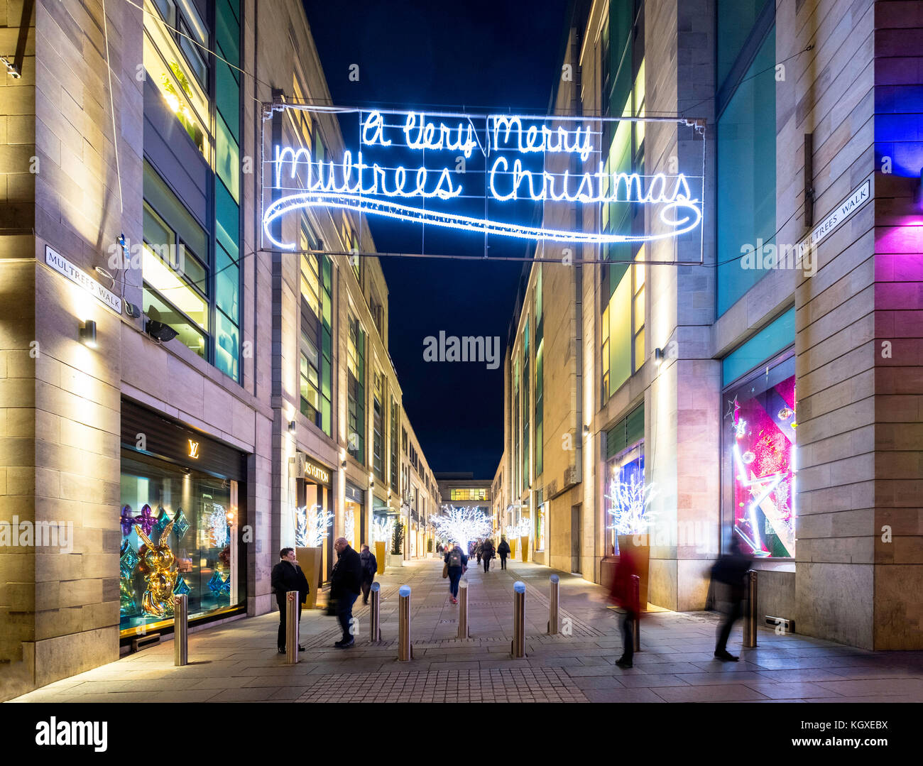 Vista de noche de Multrees Walk calle de tiendas de lujo con las luces de Navidad en St Andrews Square en Edimburgo, Escocia, Reino Unido. Foto de stock