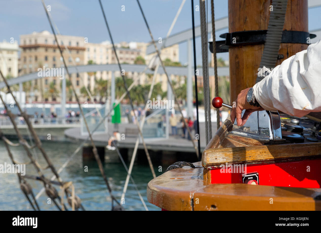 El capitán controlar un barco de madera en el puerto en el Port Vell de Barcelona. Foto de stock