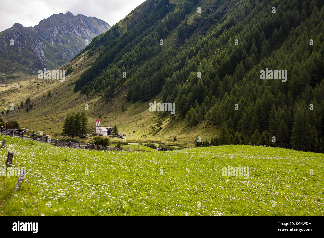 Antigua iglesia alpina heilig geist al final del valle, ahrntal Italia Foto de stock