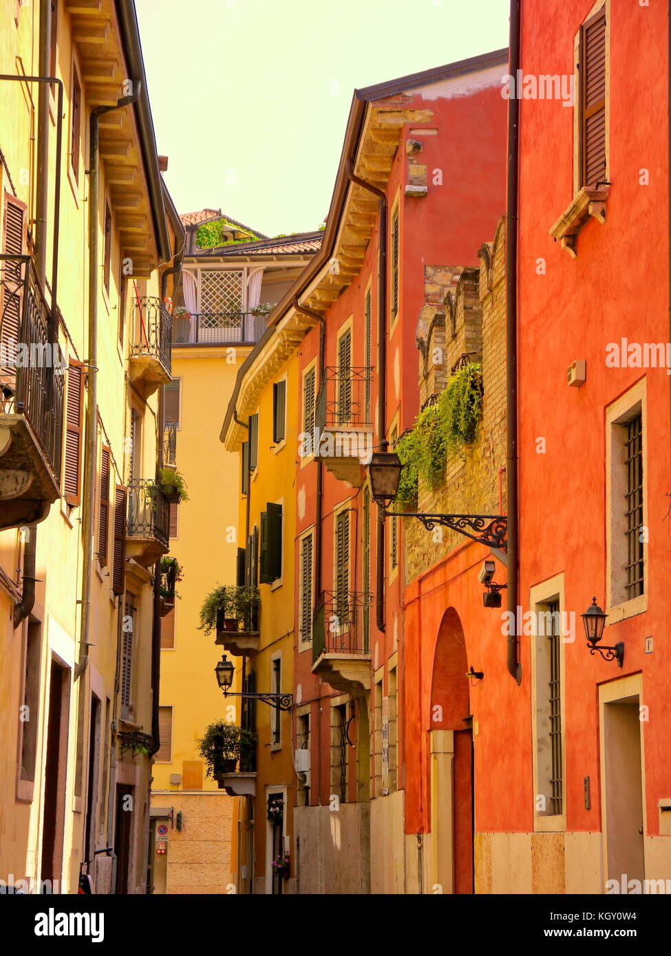 Una calle lateral, lejos de los turistas en Verona, Italia. Foto de stock