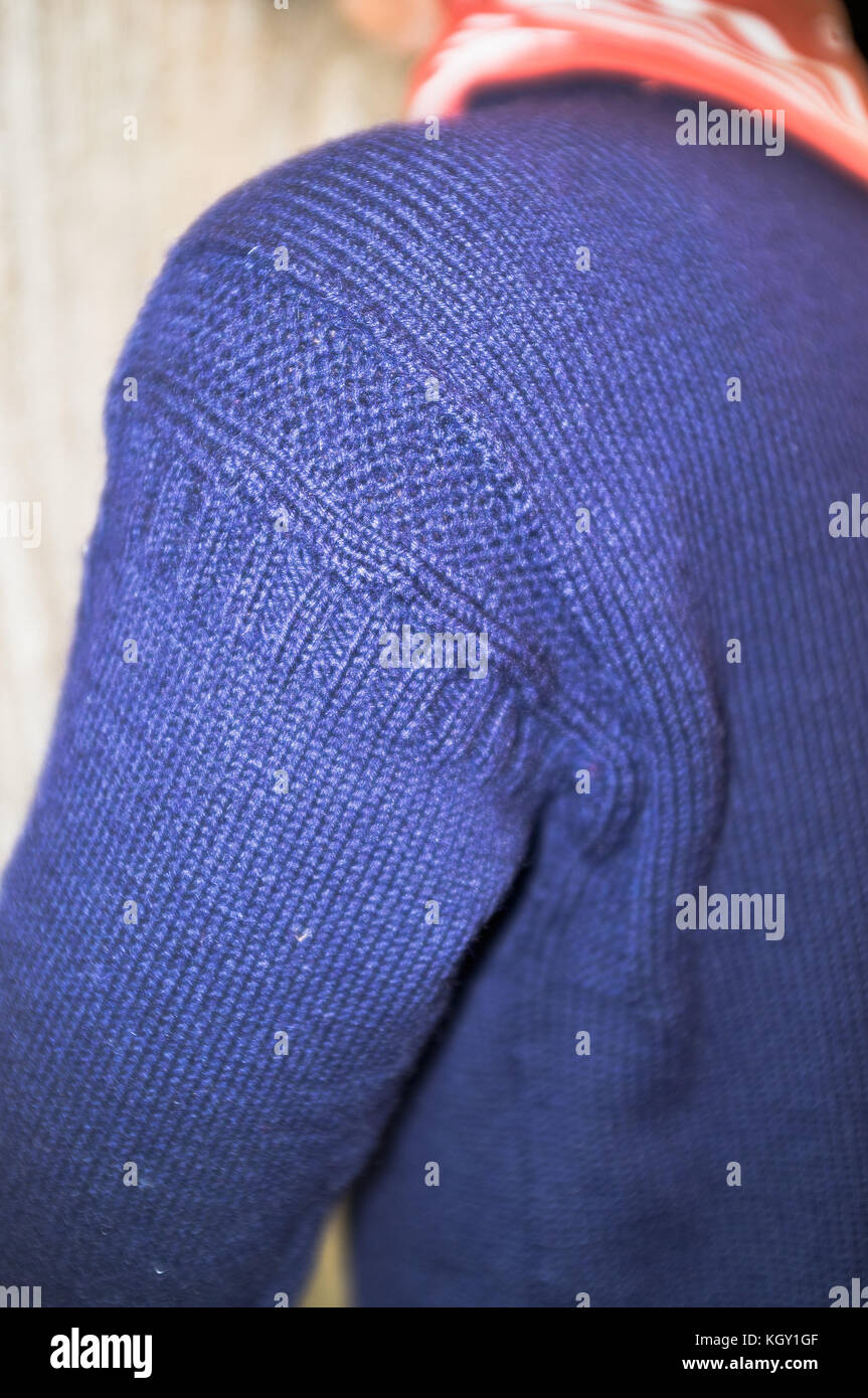 dh Guernsey lana Gansey suéter PUNTO JERSEY GUERNSEY Jersey con patrón de hombros Jersey de lana hecha a mano Foto de stock