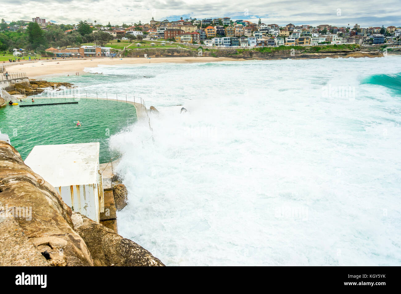 Grandes condiciones de surf en la playa de Bronte roca descubierta en Sydney, NSW, Australia Foto de stock