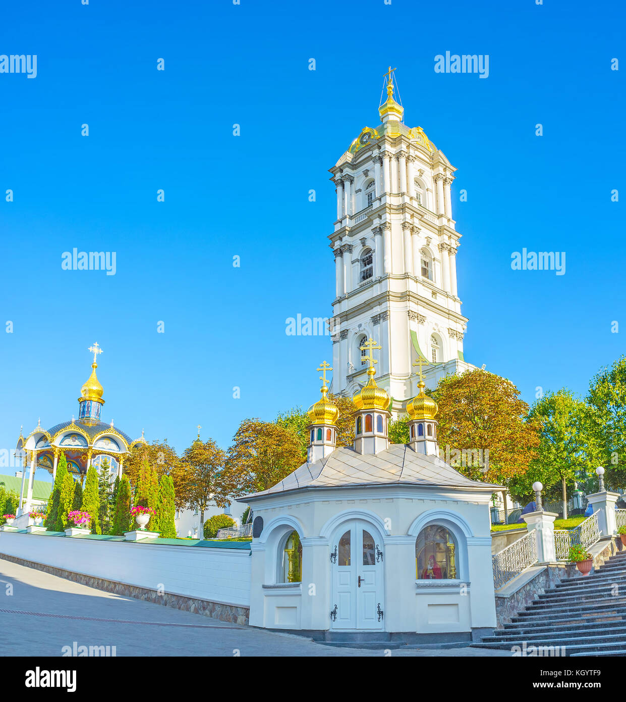 Alto campanario es el más impresionante edificio de pochaev lavra, domina sobre el complejo, Ucrania Foto de stock