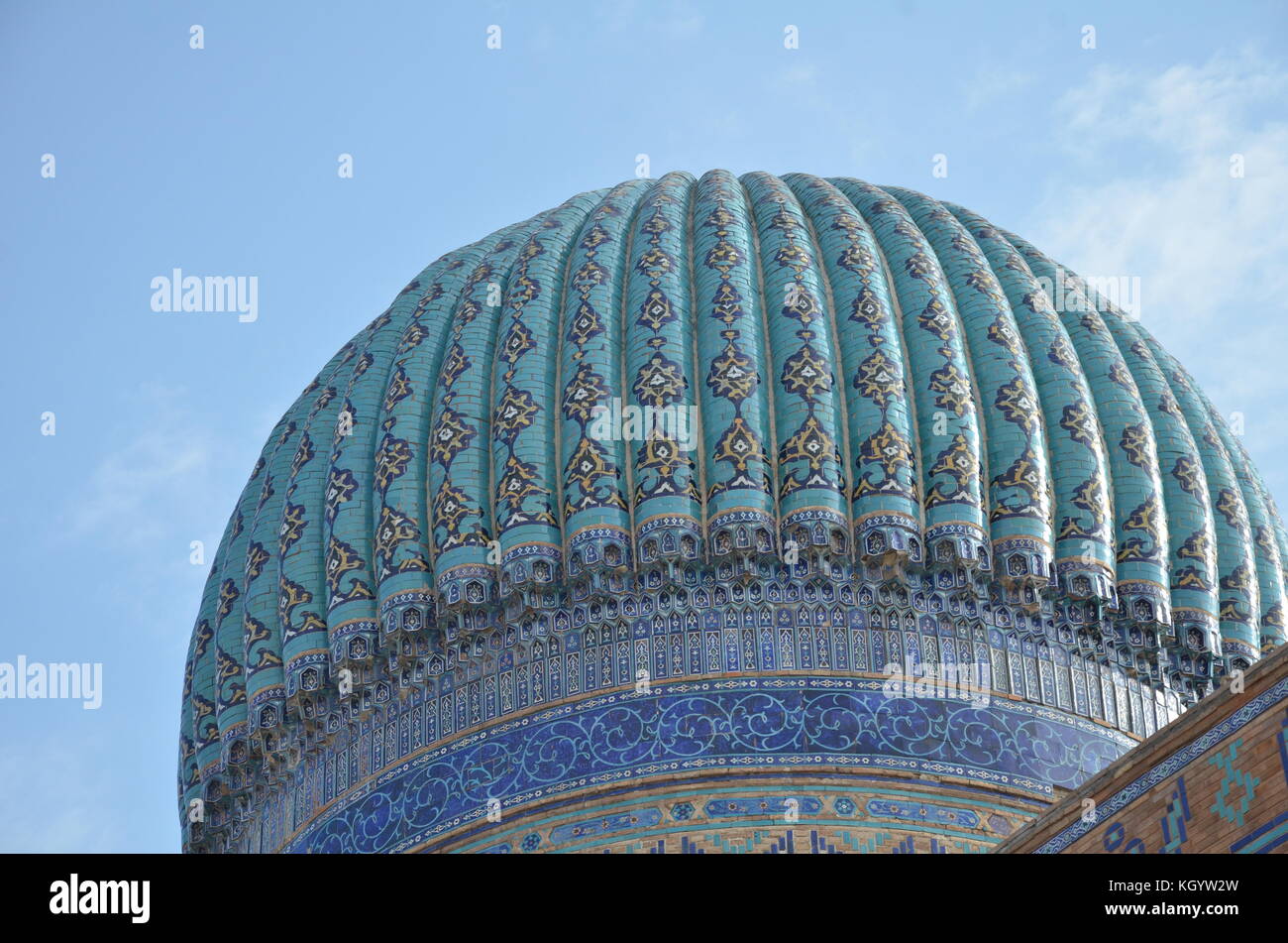 Cúpula de tejas azules en el Turquestán; es una antigua ciudad de Kazajstán con registro archelogic datan del siglo 4. Muchos mausoleos. Foto de stock
