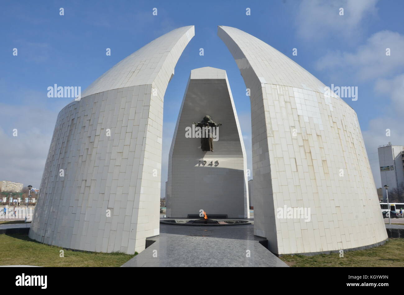 World war 2 monumento en Aktau, Kazajstán junto al mar Caspio en forma de domo blanco con una llama eterna en el parque. Foto de stock