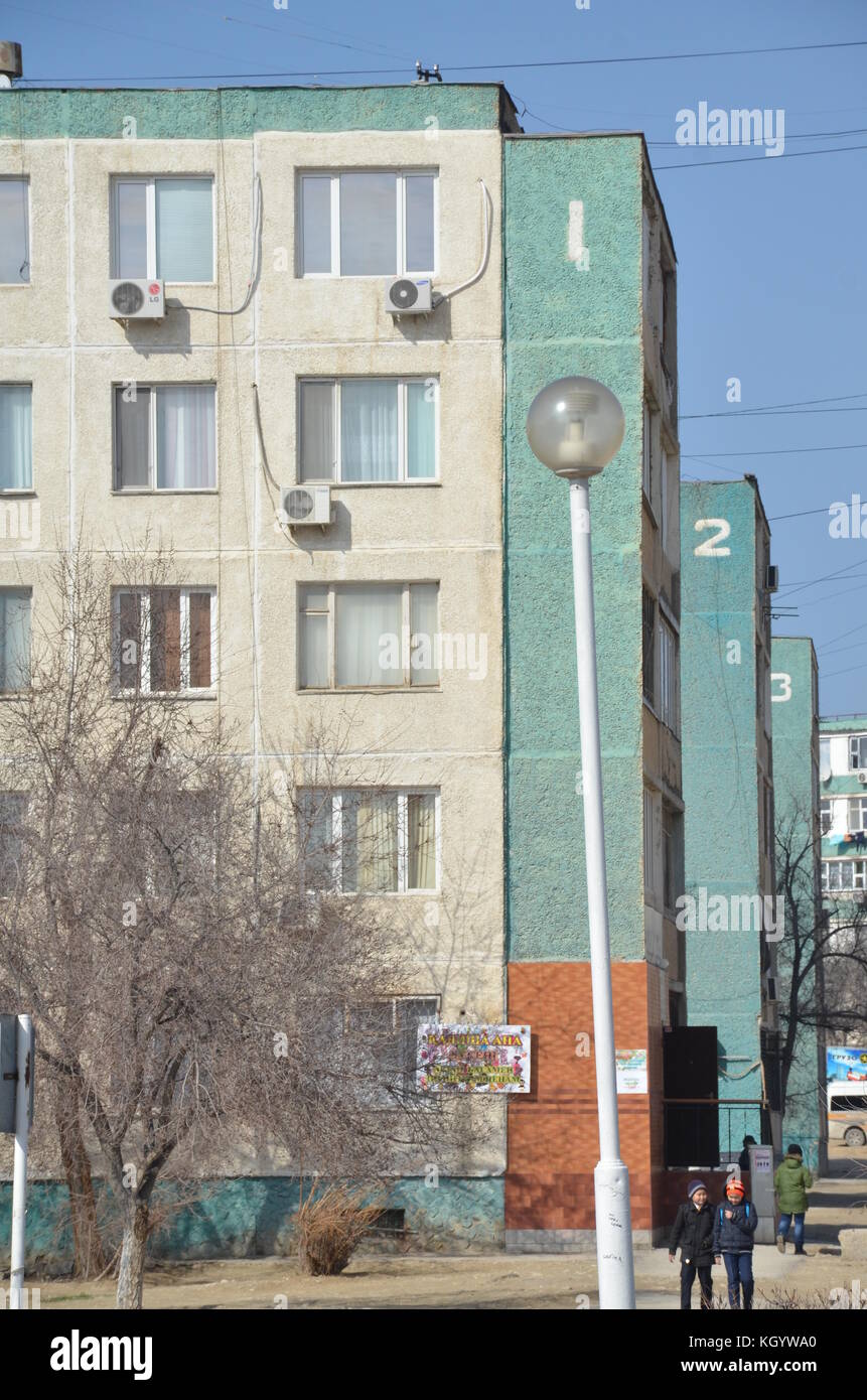 Colorido edificio de apartamentos de la era soviética en Aktau, Kazajstán junto al mar Caspio. krushchyovka edificio. Foto de stock