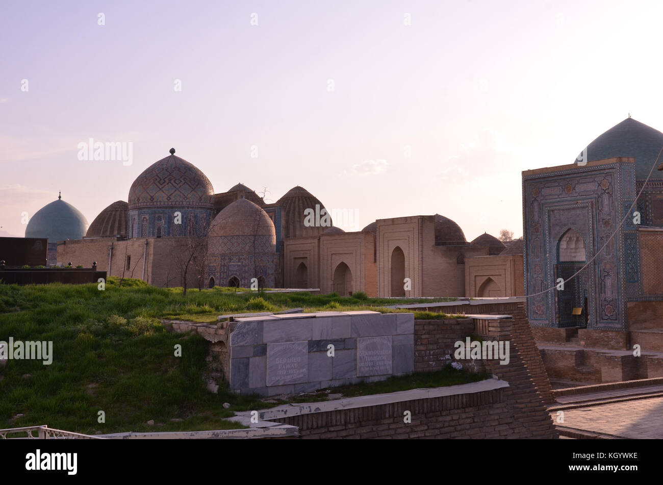 Shah-i-Zinda necroplis con cementerio musulmán, con tumbas y mausoleos, tumbas durante la puesta de sol. Foto de stock
