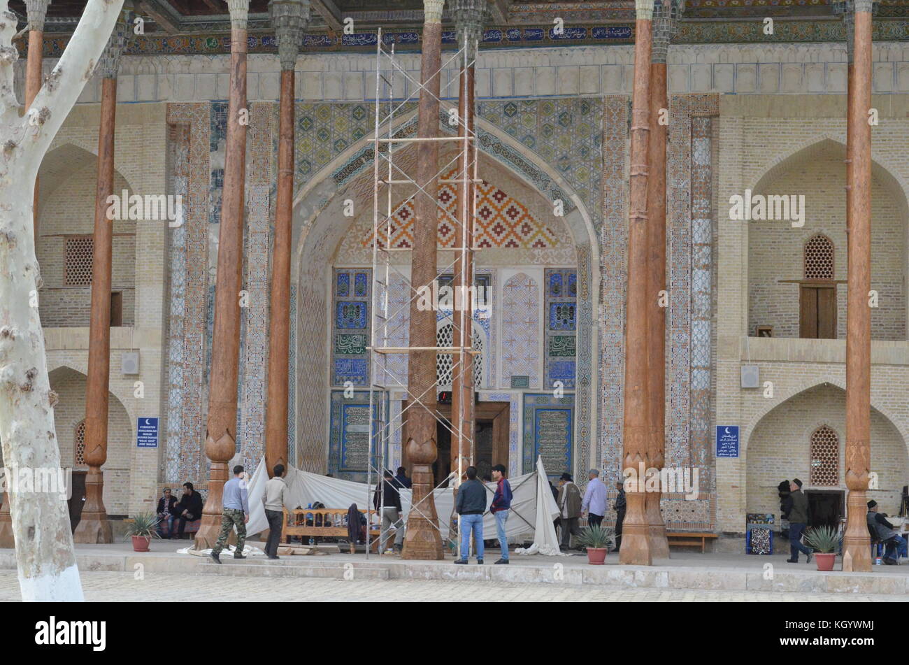 Mezquita de Bolo Hauz con patrón geométrico mosaico iwan y pilares de madera tallada, delgado, como troncos de árboles en Bujará, Uzbekistán. Foto de stock