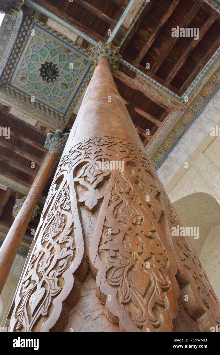 Delgados pilares de madera tallada, Mezquita de Bolo Hauz en Bujará, Uzbekistán. Foto de stock