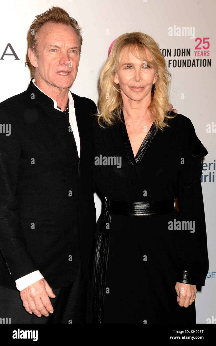 STING y su esposa Trudie Styler asisten a la gala en el 25 aniversario de la Fundación Elton John AIDS en la Catedral de San Juan el Divino el 7 de noviembre de 2017 en la ciudad de Nueva York. Foto de stock