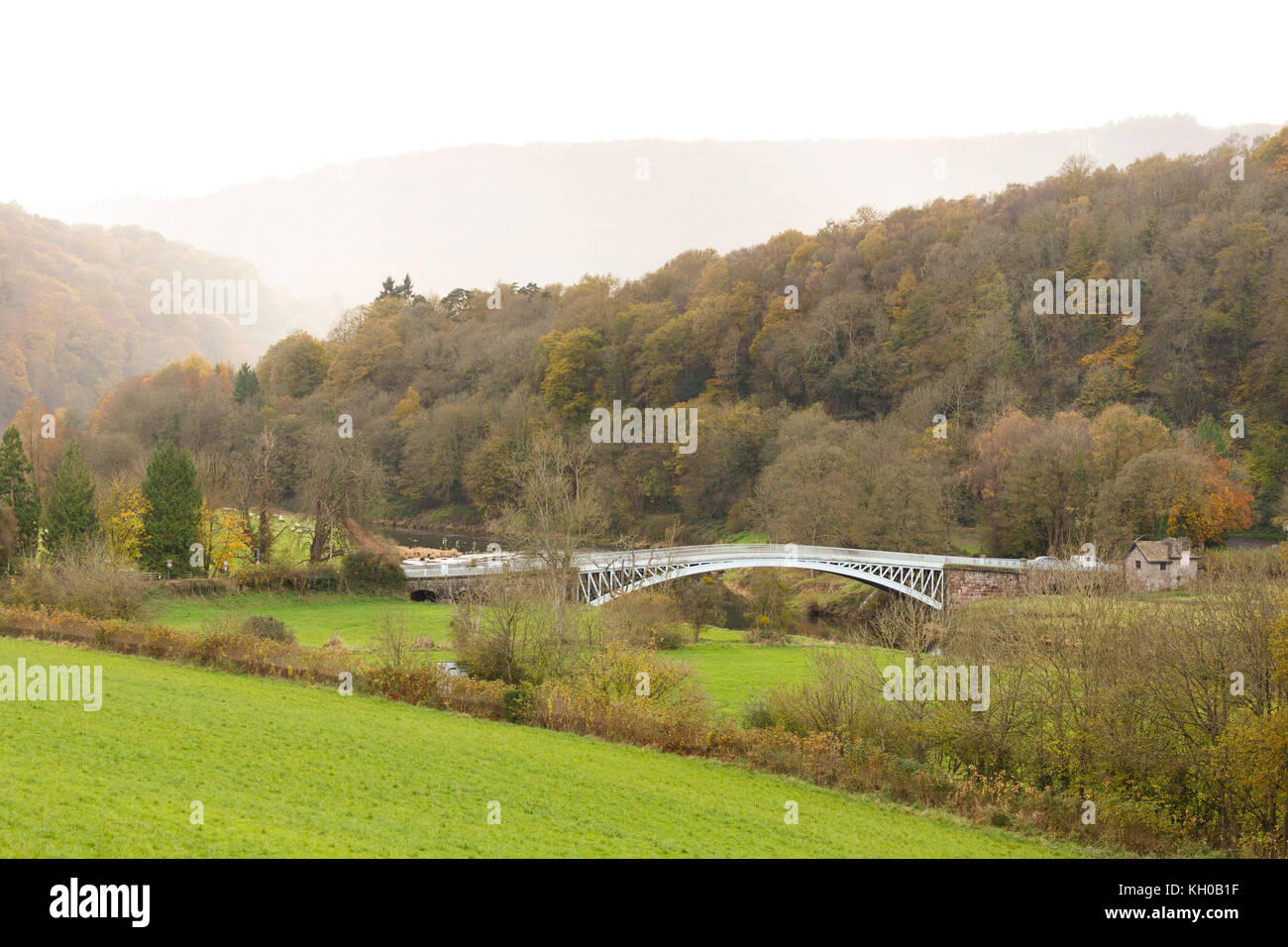 Puente Bigsweir en el Valle Wye, cruzando el río Wye formando el vínculo entre Inglaterra y Gales. Diseñado por Charles Hollis construido en 1827 Foto de stock