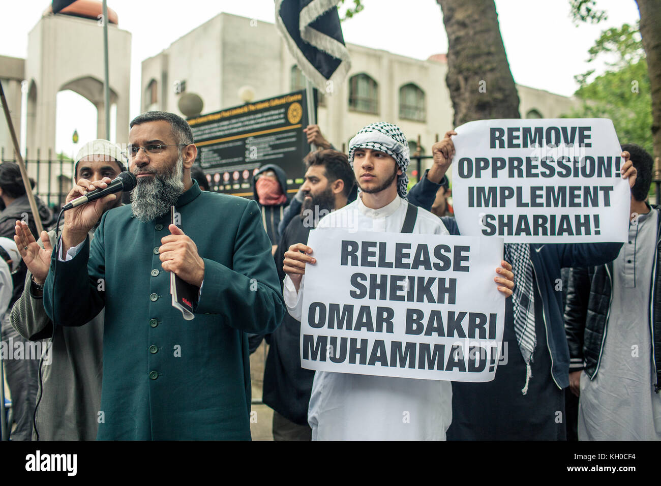 Varios dirigentes musulmanes hicieron discursos fuera de la mezquita de Regent's Park, en las "manos del jeque Omar Bakri Muhammad" protesta en Londres. Aquí el activista político musulmán anjem choudary. uk, 30/05 2014. Foto de stock