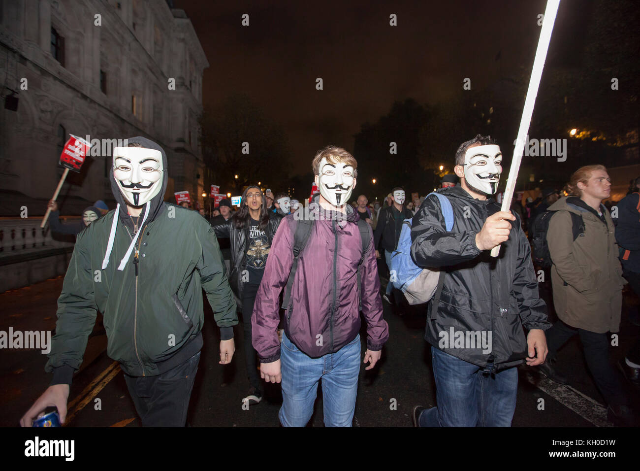 Los manifestantes usan máscaras Guy Fawkes y sostienen carteles y pancartas  caseros con mensajes políticos en la Million Mask March 2015 en Londres  Fotografía de stock - Alamy