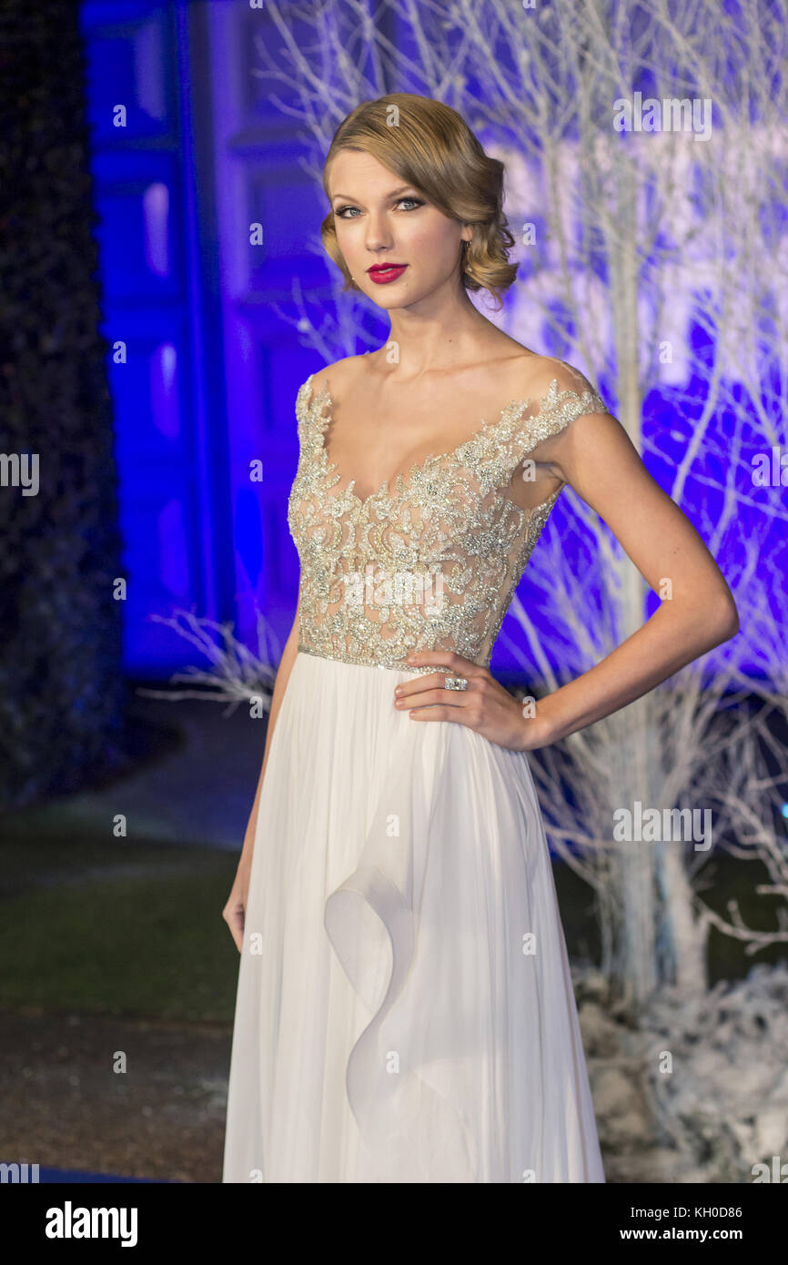La cantante estadounidense Taylor Swift parecía sensacional cuando llegó a la alfombra azul en la Gala 2013 de los blancos de invierno de Centerpoint en el Palacio de Kensington. REINO UNIDO 2013. Foto de stock