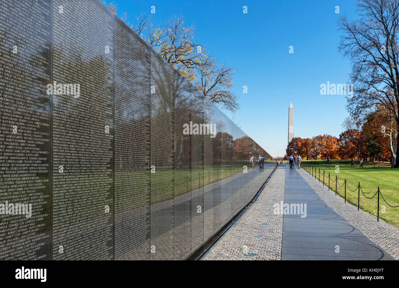 El muro conmemorativo en el Monumento a los veteranos de Vietnam con el Monumento a Washington en la distancia, en Washington DC, EE.UU. Foto de stock