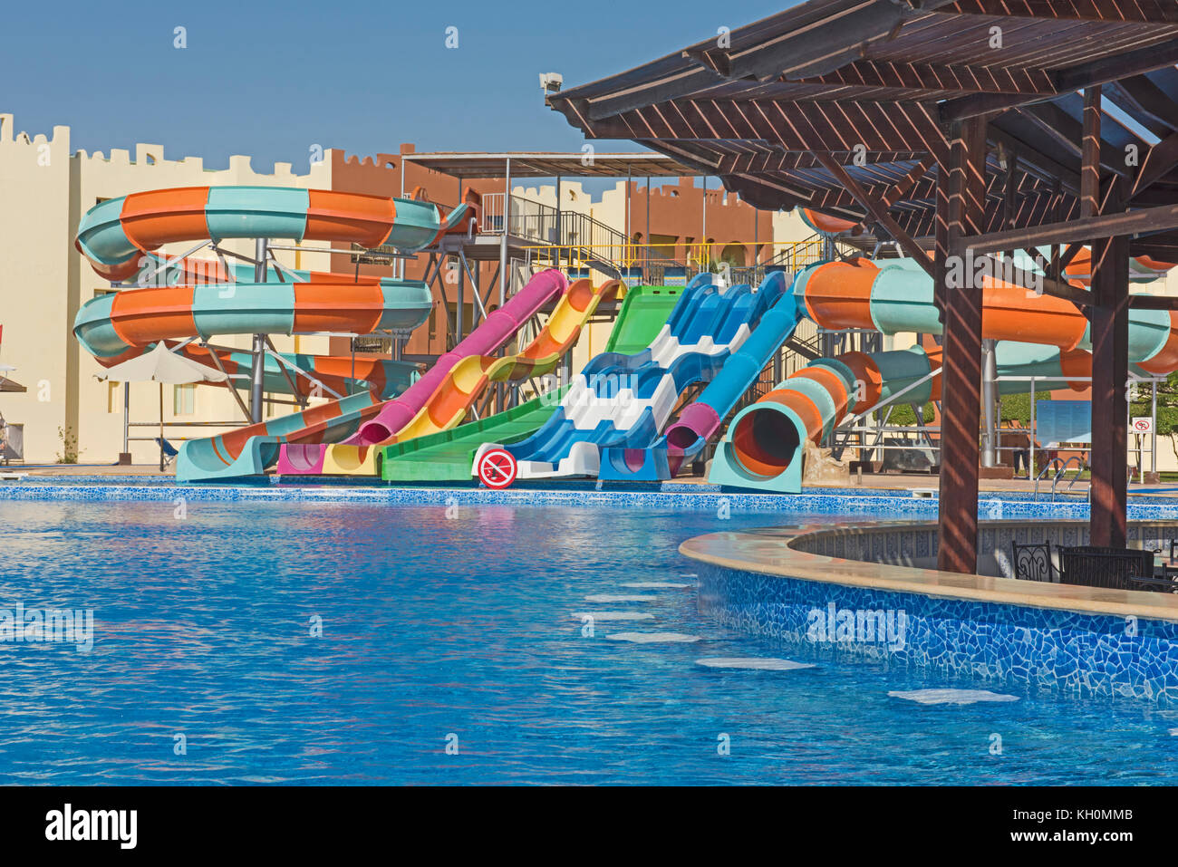 Gran piscina con bar y parque acuático toboganes acuáticos en un lujoso  complejo hotelero tropical Fotografía de stock - Alamy