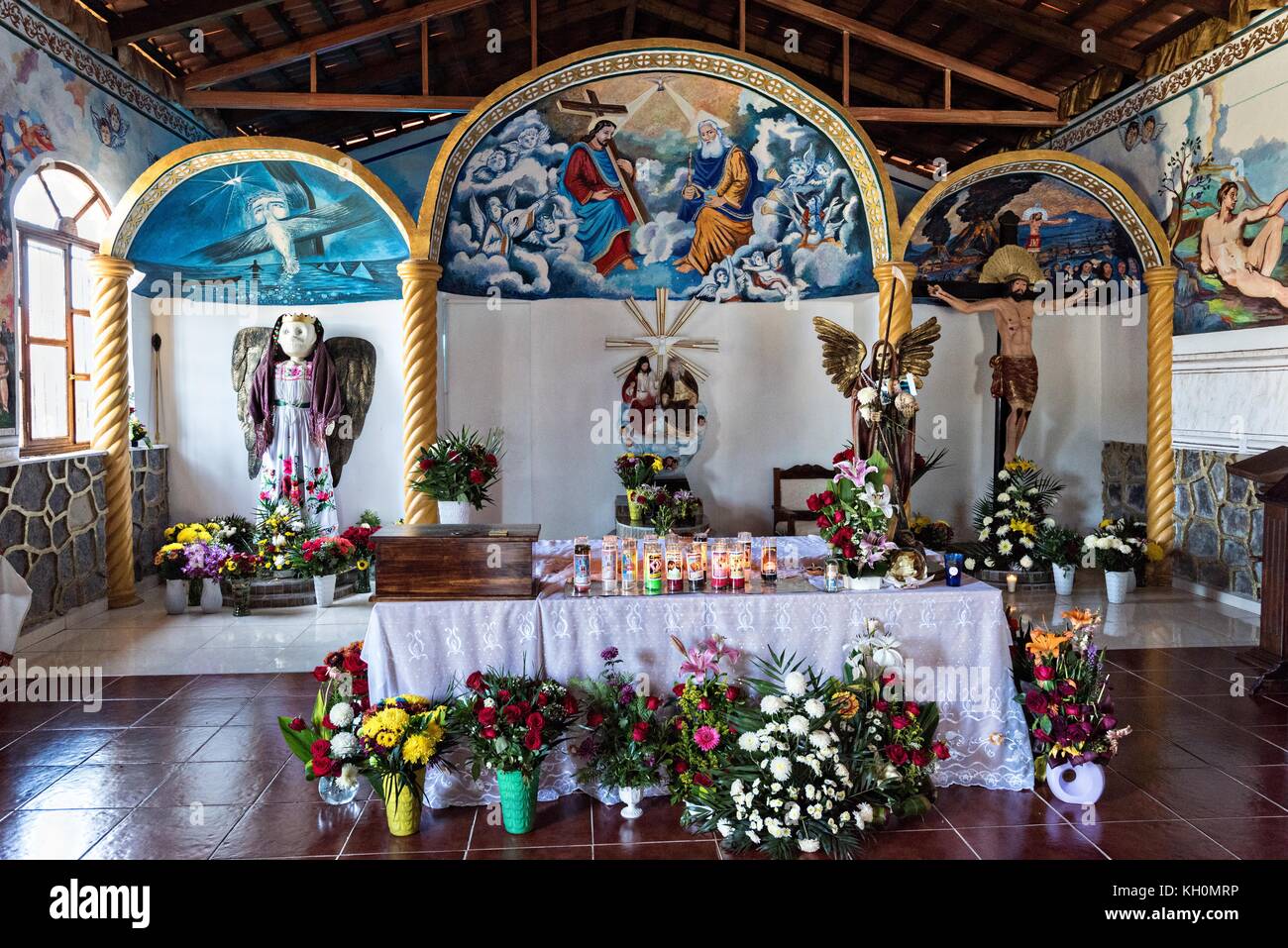 Interior de la capilla en la Casa de la Santa muerte o Casa del Santo