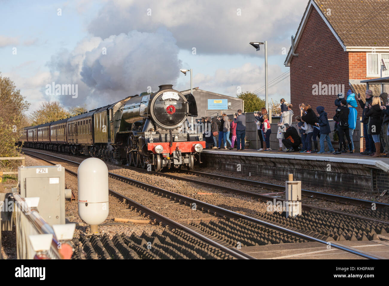 Spooner Row Estación, Reino Unido. 11 Nov, 2017. THE Flying Scotsman en ruta desde Norwich a Ely pasando por Spooner Fila cruzando la estación de crédito: Kevin snelling/Alamy Live News Foto de stock