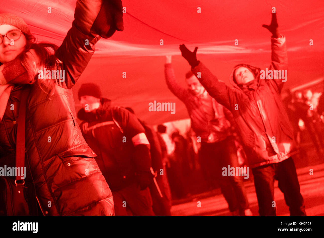 Decenas de miles de personas se congregan para Independencia anual de marzo en Varsovia, Polonia, atrayendo a los ciudadanos ordinarios, así como muchos partidarios de la extrema derecha y los movimientos fascistas de Polonia y de otros países europeos. Varsovia, Polonia, el 11/11/2017 Foto de stock