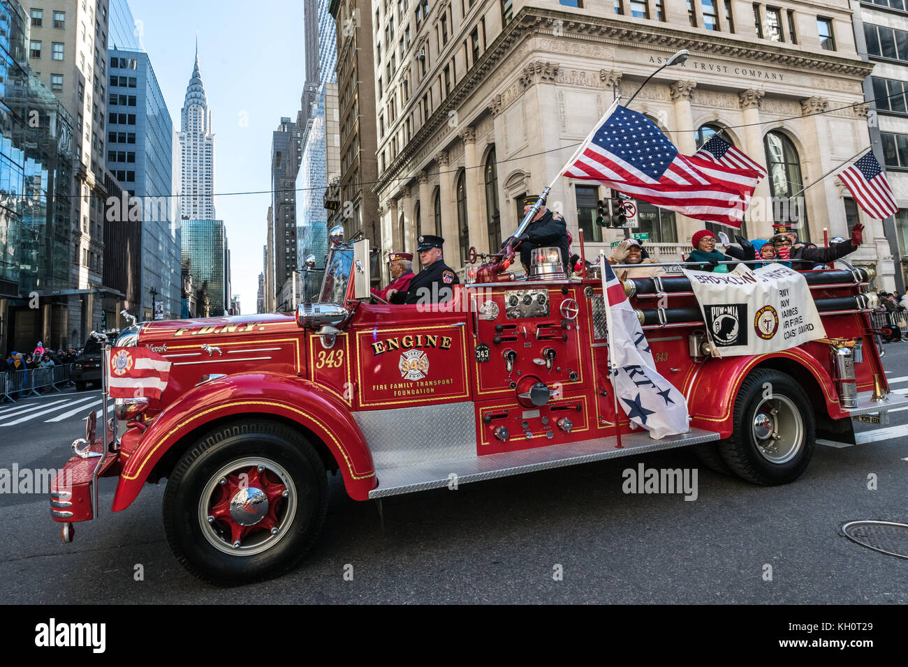 Nueva York, EEUU, 11 Nov 2017. El departamento de bomberos de Nueva York el motor 343, que rinde homenaje a las víctimas del 11 de septiembre, las unidades a través de la Quinta Avenida de Nueva York durante el desfile del Día de los Veteranos 2017 . Foto por Enrique Shore/Alamy Live News Foto de stock