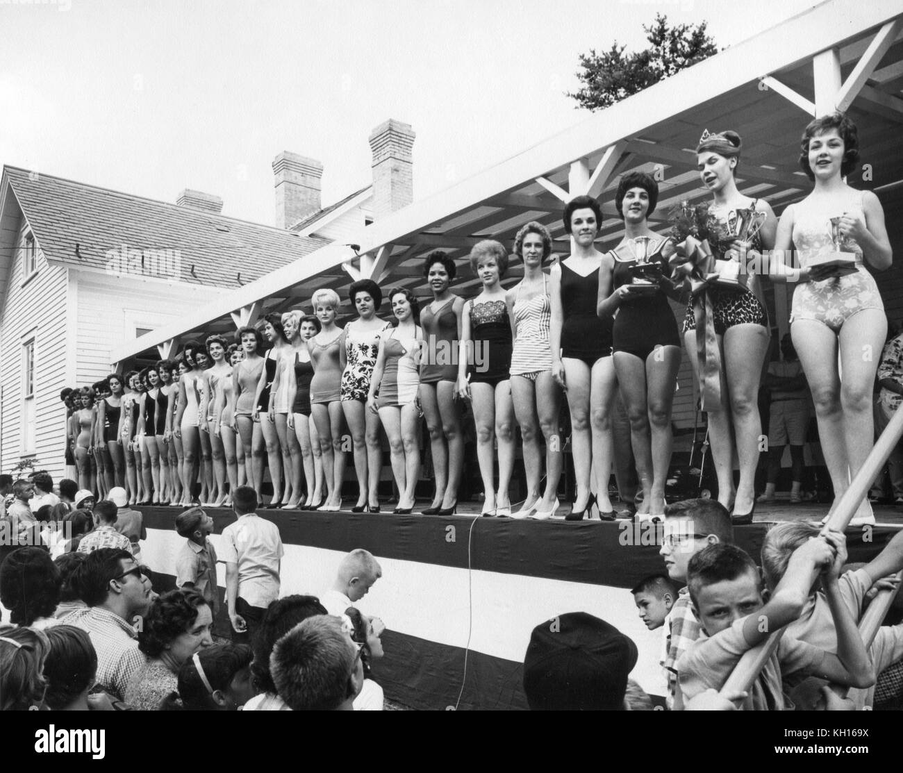 Los concursantes que compiten por el título de 'Miss Interior' en el Departamento de Interior concurso de belleza posar para fotos con el nombre ganador, el 28 de julio de 1962. Foto por Abbie Rowe. Foto de stock