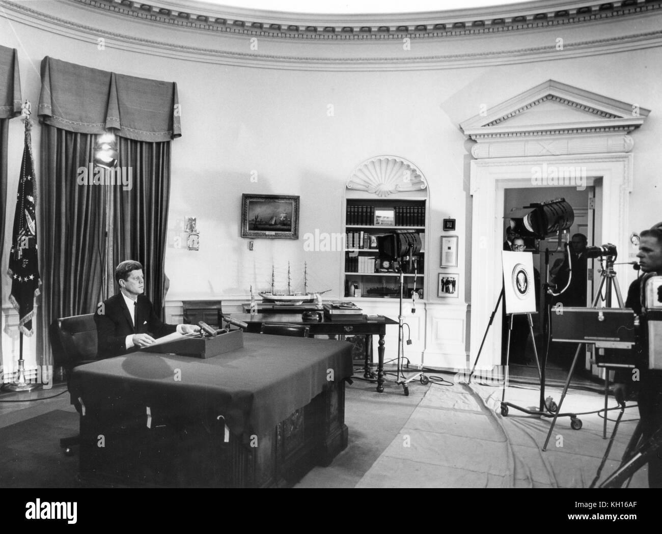 El Presidente John F. Kennedy se prepara para hacer frente a la nación desde la Oficina Oval a través de la televisión con respecto a la admisión de estudiantes el primer afroamericano, James Meredith, de la Universidad de Mississippi o Ole Miss, Washington, DC, 30 de septiembre, 1962. Foto por Abbie Rowe. Foto de stock