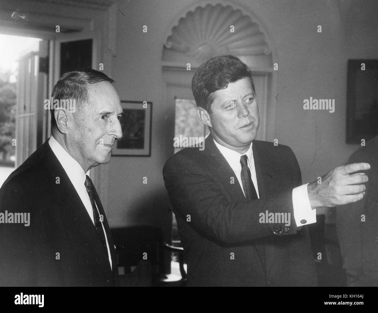 El Presidente John F. Kennedy y retirados del ejército de EE.UU. El General Douglas MacArthur reunirse en la Oficina Oval de la Casa Blanca, Washington DC, 07-20-1961. Foto por Abbie Rowe. Foto de stock
