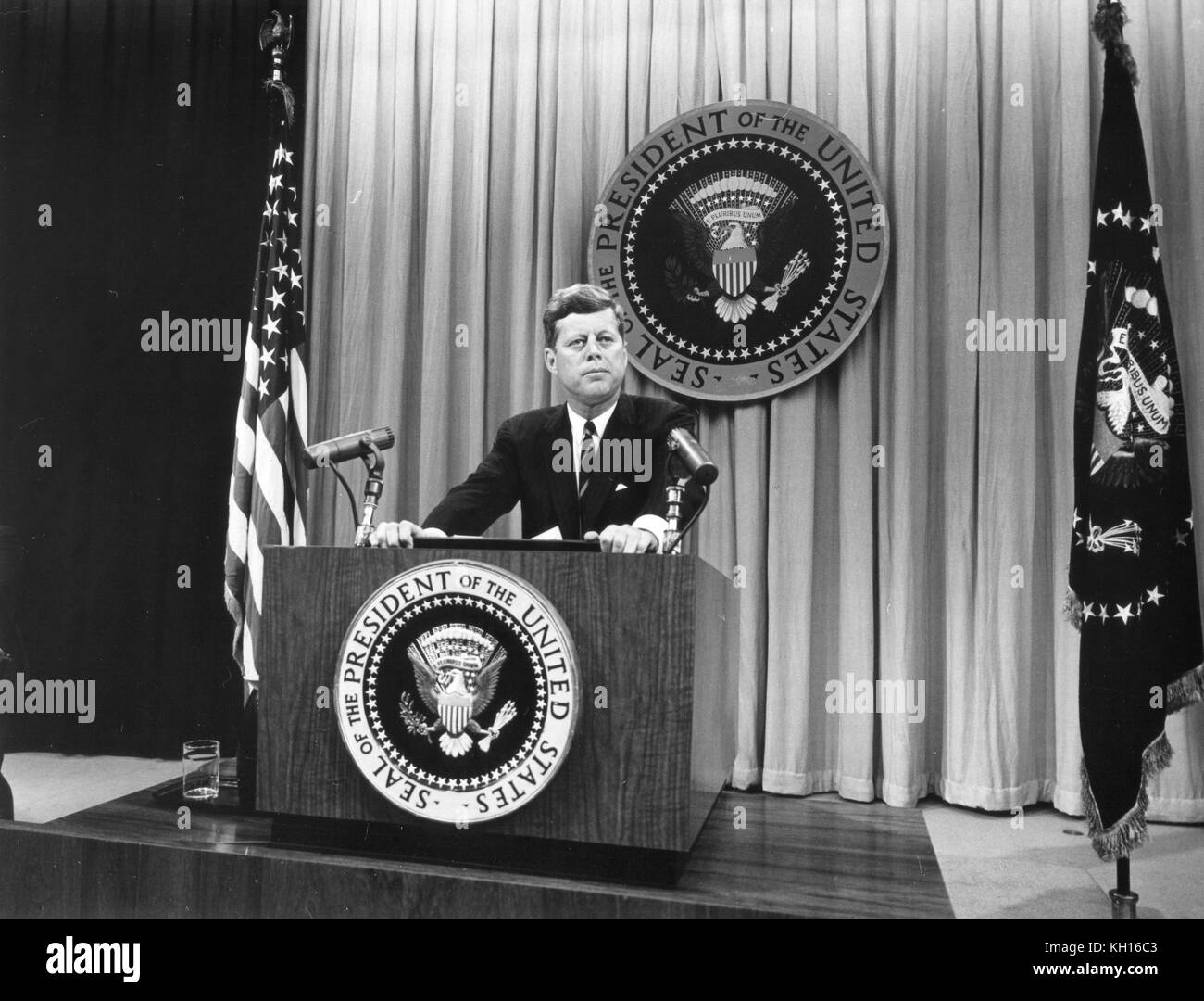 Foto del Presidente John F. Kennedy habló en la conferencia de prensa en la que habló de la talidomida crisis y problemas técnicos con el tratado de prohibición total de pruebas nucleares, Washington, DC, 8/01/1962. Foto por Abbie Rowe Foto de stock
