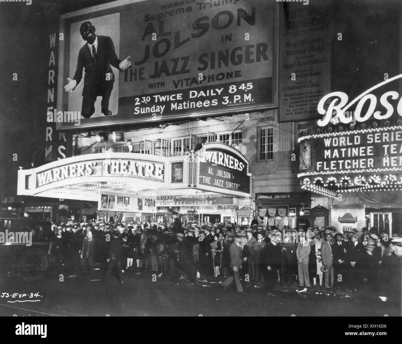 La escena en la calle fuera del teatro Warner en la apertura de la Motion Picture, El Cantante de Jazz, interpretada por Al Jolson, New York, NY, 10/6/1927. Foto de stock