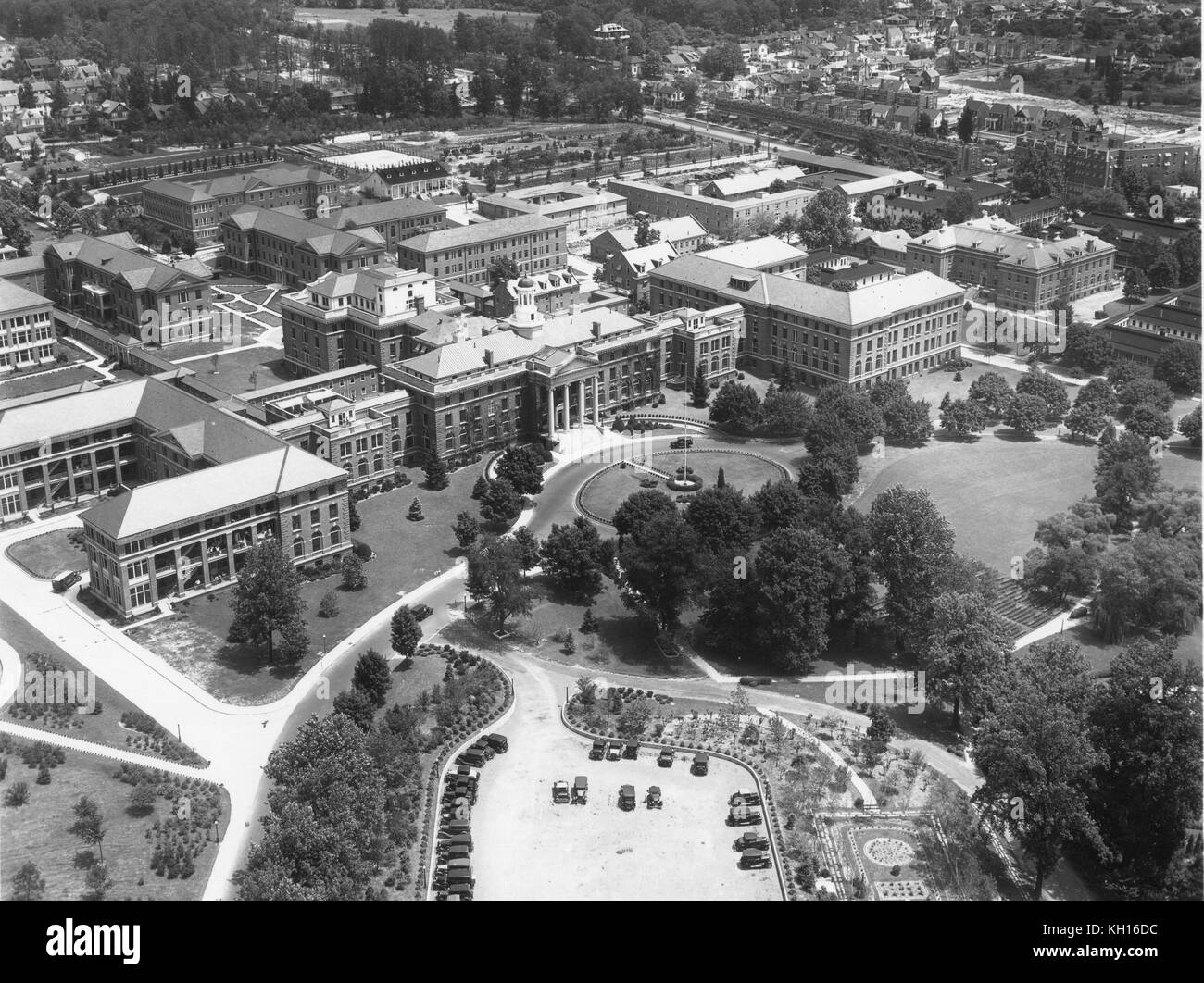 Walter Reed Hospital General, con el edificio principal identificable por su cúpula, en el centro de esta foto aérea tomada desde un avión del Cuerpo Aéreo del Ejército de los Estados Unidos, Washington DC, 1931. Foto de stock